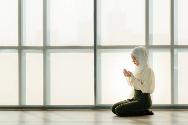 Junge Und Schöne Asiatische Muslimin Sitzt Auf Dem Boden Und — Stockfoto