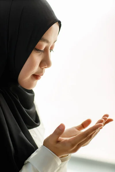 Young Beautiful Asian Muslim Woman Black Veil Sitting Floor Praying — Stock Photo, Image