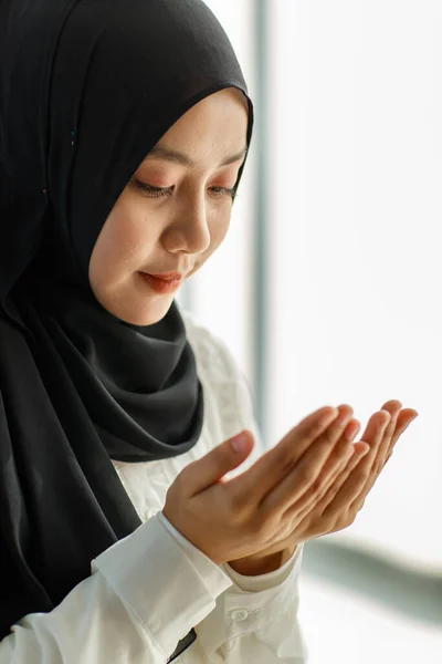 Young Beautiful Asian Muslim Woman Black Veil Sitting Floor Praying — Stock Photo, Image