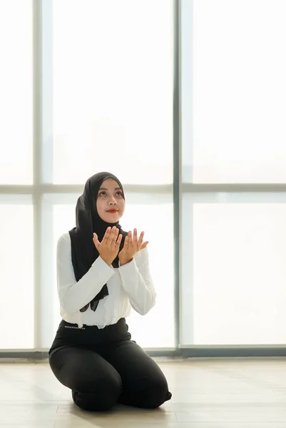 Jovem Bela Mulher Muçulmana Asiática Véu Preto Sentado Chão Orando — Fotografia de Stock