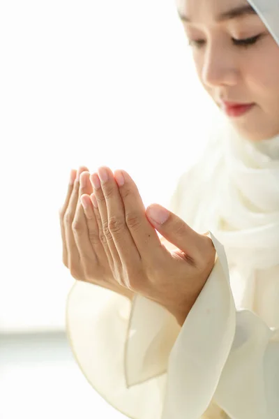 Young Beautiful Asian Muslim Woman Rise Hands Praying Respect Calm — Stock Photo, Image