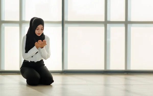 Wanita Muslim Asia Yang Muda Dan Cantik Berkerudung Hitam Duduk — Stok Foto