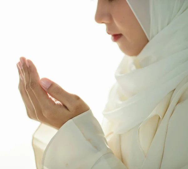 Young Beautiful Asian Muslim Woman Rise Hands Praying Respect Calm — Stock Photo, Image