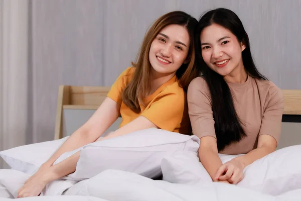 Две Молодые Красивые Азиатские Пары Сидят Белой Кровати Счастливы Смешные — стоковое фото