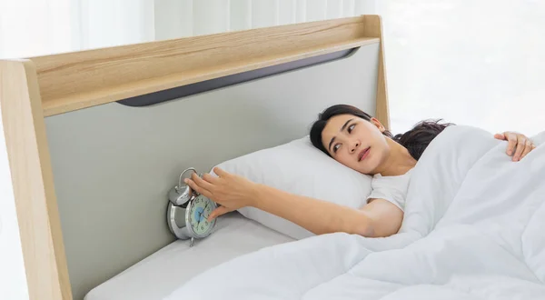 Youn Bonito Preto Longo Cabelo Mulher Asiática Preguiçoso Acordado Dormir — Fotografia de Stock