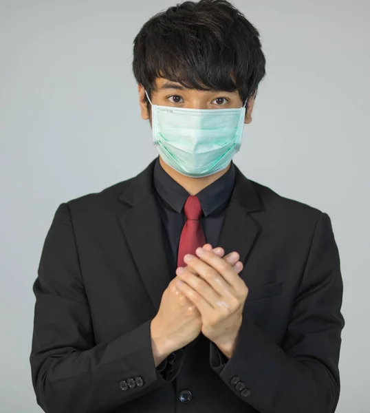 Επιχειρηματίας Κοστούμι Και Φορώντας Προστατευτική Μάσκα Υγιεινής Δείχνει Υγρό Χέρι — Φωτογραφία Αρχείου