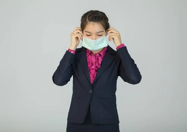 Affärskvinna Kostym Visar Hur Man Bär Skyddande Medicinsk Hygien Mask — Stockfoto