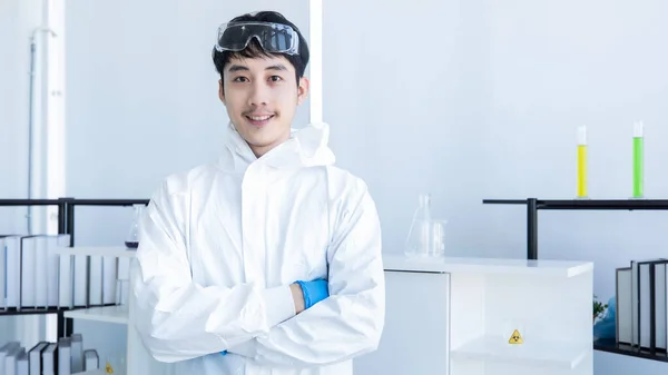 Joven Científico Asiático Sostiene Líquido Científico Vaso Precipitados Equipo Protección — Foto de Stock