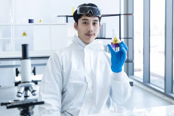 Joven Científico Asiático Sostiene Líquido Científico Vaso Precipitados Equipo Protección — Foto de Stock