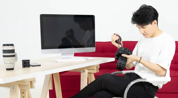 Asain Man Fotograaf Bekijken Van Foto Van Dslr Camera Werken — Stockfoto