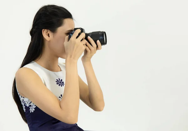 Asyalı Fotoğrafçı Kadın Stüdyodaki Beyaz Odada Modellerin Fotoğraflarını Çekmek Için — Stok fotoğraf