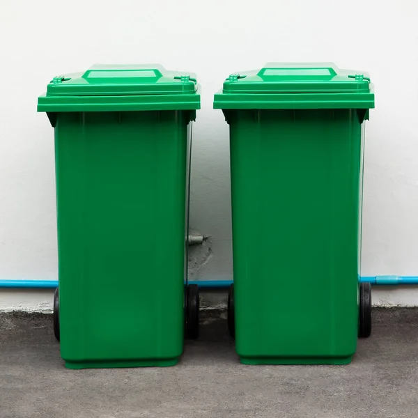 Une Nouvelle Boîte Verte Grandes Poubelles Prêtes Emploi Sur Sentier — Photo