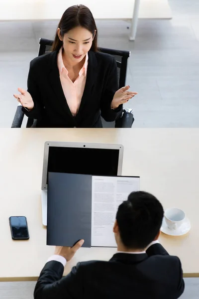 Hermoso Negro Largo Cabello Asiático Mujer Sentado Hablando Con Hombre — Foto de Stock
