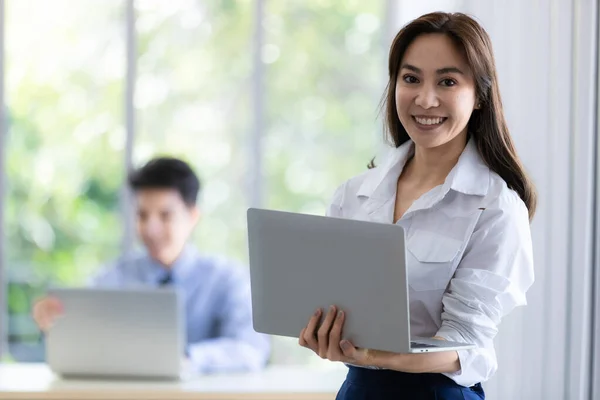 Bonito Sorriso Rosto Preto Longo Cabelo Asiático Empresária Segurando Laptop — Fotografia de Stock