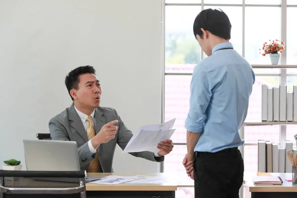 Asian Businessman Manager Suit Holding Paperwork Blaming Young Employee Anger — Stock Photo, Image