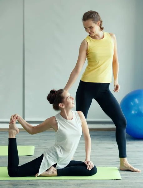 Goede Vorm Vrouwelijke Yoga Meester Helpt Nieuwkomer Student Basisgebaar Oefenen — Stockfoto