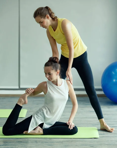 Goede Vorm Vrouwelijke Yoga Meester Helpt Nieuwkomer Student Basisgebaar Oefenen — Stockfoto