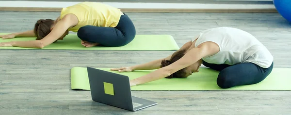 Kafkasyalı Iyi Görünümlü Kadın Yoga Öğrencisiyse Vücut Esneme Hareketleri Yapıyor — Stok fotoğraf