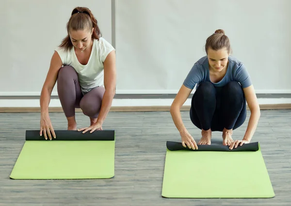 Twee Vrouwen Rollen Yoga Matten Les Met Geluk — Stockfoto