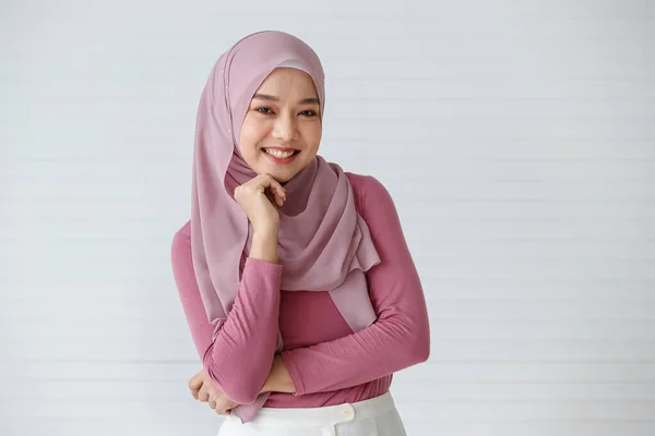 Portrett Vakker Muslimsk Kvinne Med Vennlig Varmt Smil Sittende Foran – stockfoto