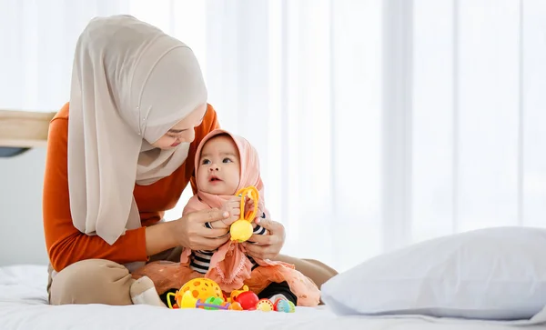 Schöne Asiatische Muslimin Spielt Mit Ihrem Kleinen Töchterbaby Schlafzimmer Mit — Stockfoto