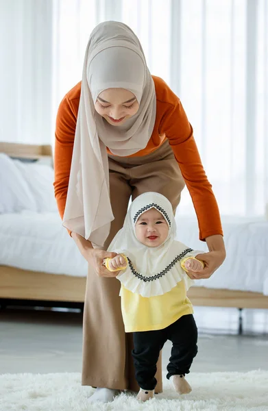 Eine Schöne Asiatische Muslimische Mutter Versucht Dem Muslimischen Baby Hijab — Stockfoto