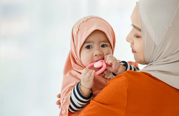 Mãe Muçulmana Segurando Abraçando Lindo Bebê Muçulmano Inocente Bonito Vestido — Fotografia de Stock