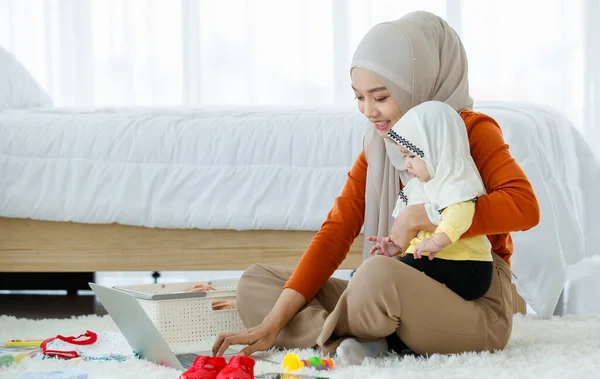 Şirin Güzel Bir Asyalı Müslüman Anne Aynı Anda Hem Dizüstü — Stok fotoğraf