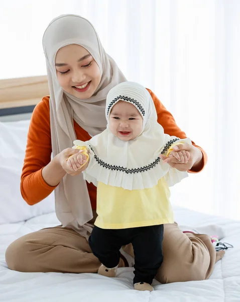 Roztomilé Krásné Asijské Muslim Hidžábu Šaty Hrát Svou Dcerou Posteli — Stock fotografie