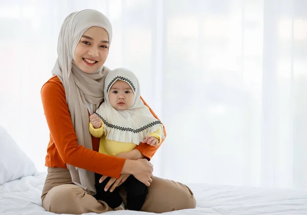 Hoş Güzel Bir Asyalı Müslüman Tesettüre Bürünmüş Kızıyla Yatakta Oynuyor — Stok fotoğraf