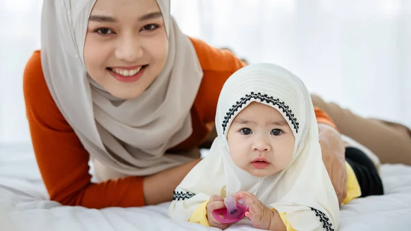 Hoş Güzel Bir Asyalı Müslüman Tesettüre Bürünmüş Kızıyla Oynuyor Yatakta — Stok fotoğraf