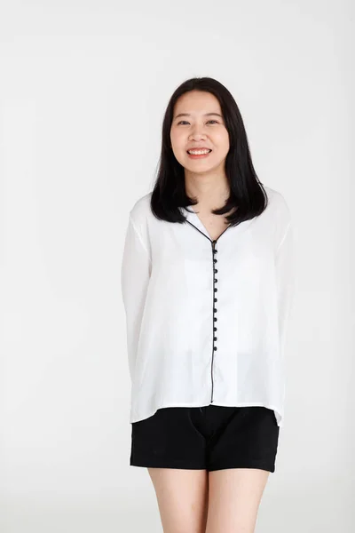 白地に黒い長い髪をした若い十代のアジア人女性の肖像 — ストック写真
