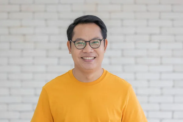 Retrato Hombre Asiático Adulto Con Camiseta Amarilla Anteojos Pie Sonriendo —  Fotos de Stock