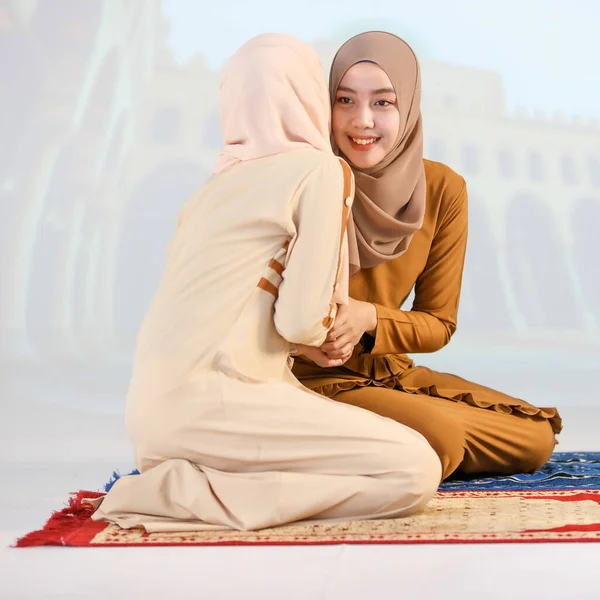 Zwei Junge Asiatische Musliminnen Hidschab Kleid Sitzen Zusammen Und Halten — Stockfoto