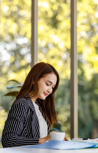 Porträtt Ung Vacker Asiatisk Affärskvinna Klädd Formella Kläder Sitter Ser — Stockfoto