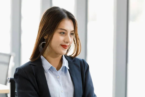 Retrato Lateral Linda Hermosa Mujer Negocios Asiática Con Cabello Largo —  Fotos de Stock