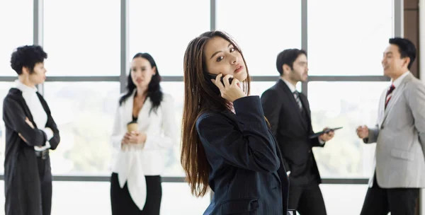 Słodkie Azji Businesswoman Wykorzystując Rozmawiając Przez Telefon Przy Różne Grupy — Zdjęcie stockowe