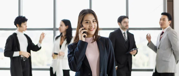 Słodkie Azji Businesswoman Wykorzystując Rozmawiając Przez Telefon Przy Różne Grupy — Zdjęcie stockowe