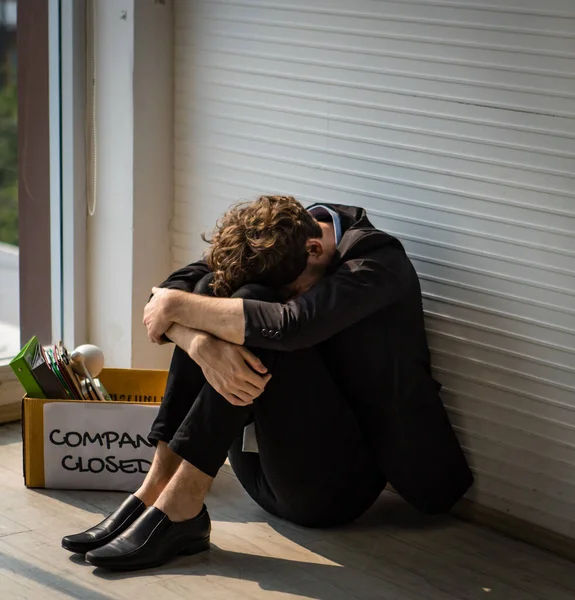 Depressão Financeira Desemprego Conceito Falência Empresário Caucasiano Infeliz Sentado Abraça — Fotografia de Stock