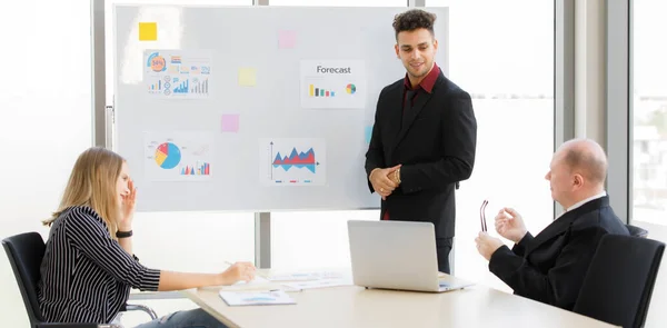 Portrait Adultes Caucasiens Business Manager Briefing Avec Équipe Personnel Matin — Photo