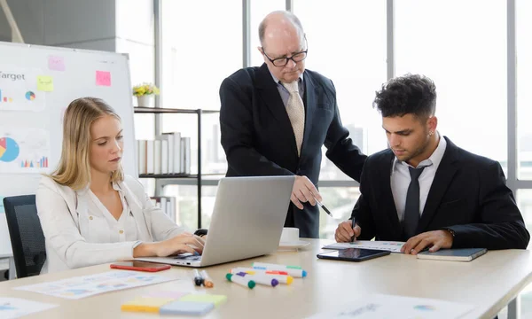 Volwassenen Kaukasische Zaken Mannen Vrouw Ontmoeten Elkaar Het Marketing Plan — Stockfoto