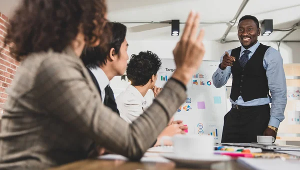Seçici bir şekilde iş adamlarına odaklan. Toplantıya katılanlara iş kadınlarının nasıl iş yapacaklarını açıkla. Ofisteki toplantı odasında gülümse ve eğlen.