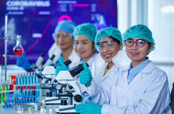 Groep Vrouwelijke Onderzoekers Wetenschappers Met Beschermende Hygiënemaskers Medische Uniformen Die — Stockfoto