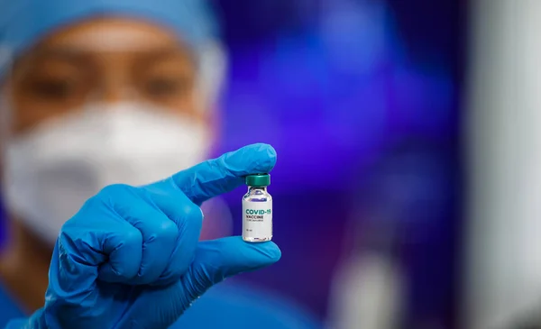 Vrouwelijke Medische Mensen Met Een Gezichtsmasker Beschermend Glas Die Laboratoriumruimte — Stockfoto