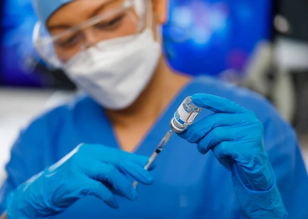 Medicinska Personer Blå Uniform Kläder Bär Ansikte Hygien Mask Hålla — Stockfoto