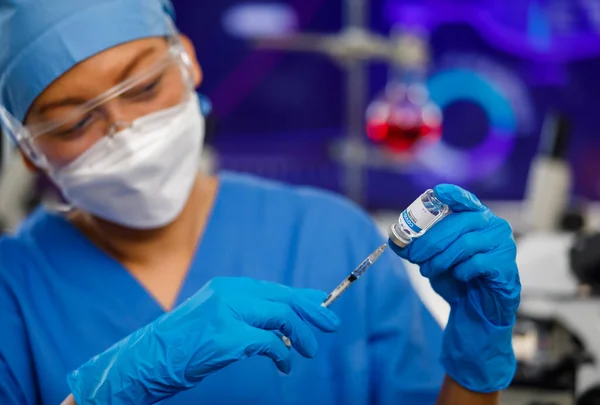 Medische Mensen Blauwe Uniform Kleding Dragen Gezichtshygiëne Masker Houden Vaccin — Stockfoto
