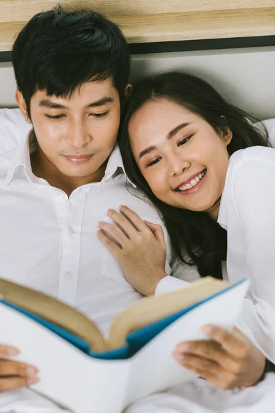 Unga Glada Attraktiva Asiatiska Par Ligger Tillsammans Sängen Läsa Bok — Stockfoto