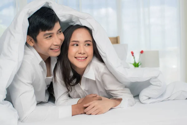 Unga Glada Attraktiva Asiatiska Par Ligger Sängen Tillsammans Leende Med — Stockfoto