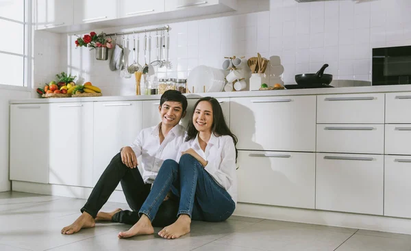 Jovem Atraente Casal Asiático Vestindo Camisa Branca Jeans Sentados Juntos — Fotografia de Stock