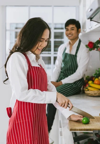 Jovem Atraente Casal Asiático Cozinha Mulher Vestindo Avental Vermelho Fatiar — Fotografia de Stock